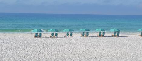 Ubicación cercana a la playa y tumbonas