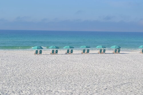 Charming BEACH Cottage & Private Beach - Includes Bicycles!