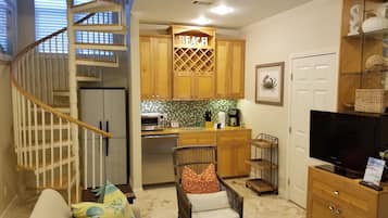 TV connectée, cheminée, lecteur de DVD, livres