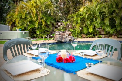 4 bedroom beach home with added sofa bed, ocean view, swimming pool, Jacuzzi 