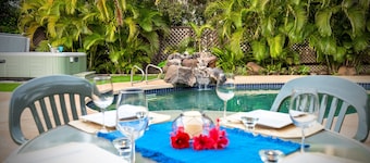 4 bedroom beach home with added sofa bed, ocean view, swimming pool, Jacuzzi