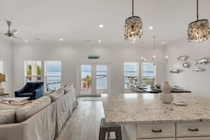 TV, stereo - Waterfront designed for multiple families perfect vacation 5 BR / 5.5 BA (Navarre)