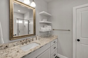 Combined shower/bathtub, towels, soap, toilet paper - Waterfront designed for multiple families perfect vacation 5 BR / 5.5 BA (Navarre)