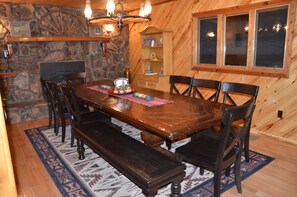Dining - Beautiful Upper Valley cabin w/space for large groups! Mountain Paradise! (Red River)