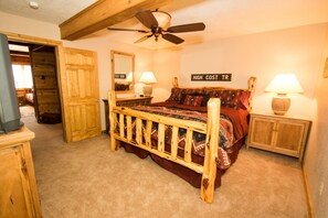 4 bedrooms, iron/ironing board, travel crib, free WiFi - Beautiful Upper Valley cabin w/space for large groups! Mountain Paradise! (Red River)