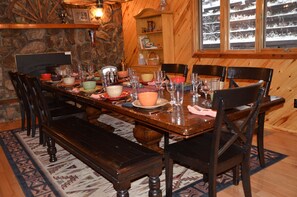 Dining - Beautiful Upper Valley cabin w/space for large groups! Mountain Paradise! (Red River)