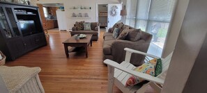 Smart TV, lettore DVD, libri, videoteca