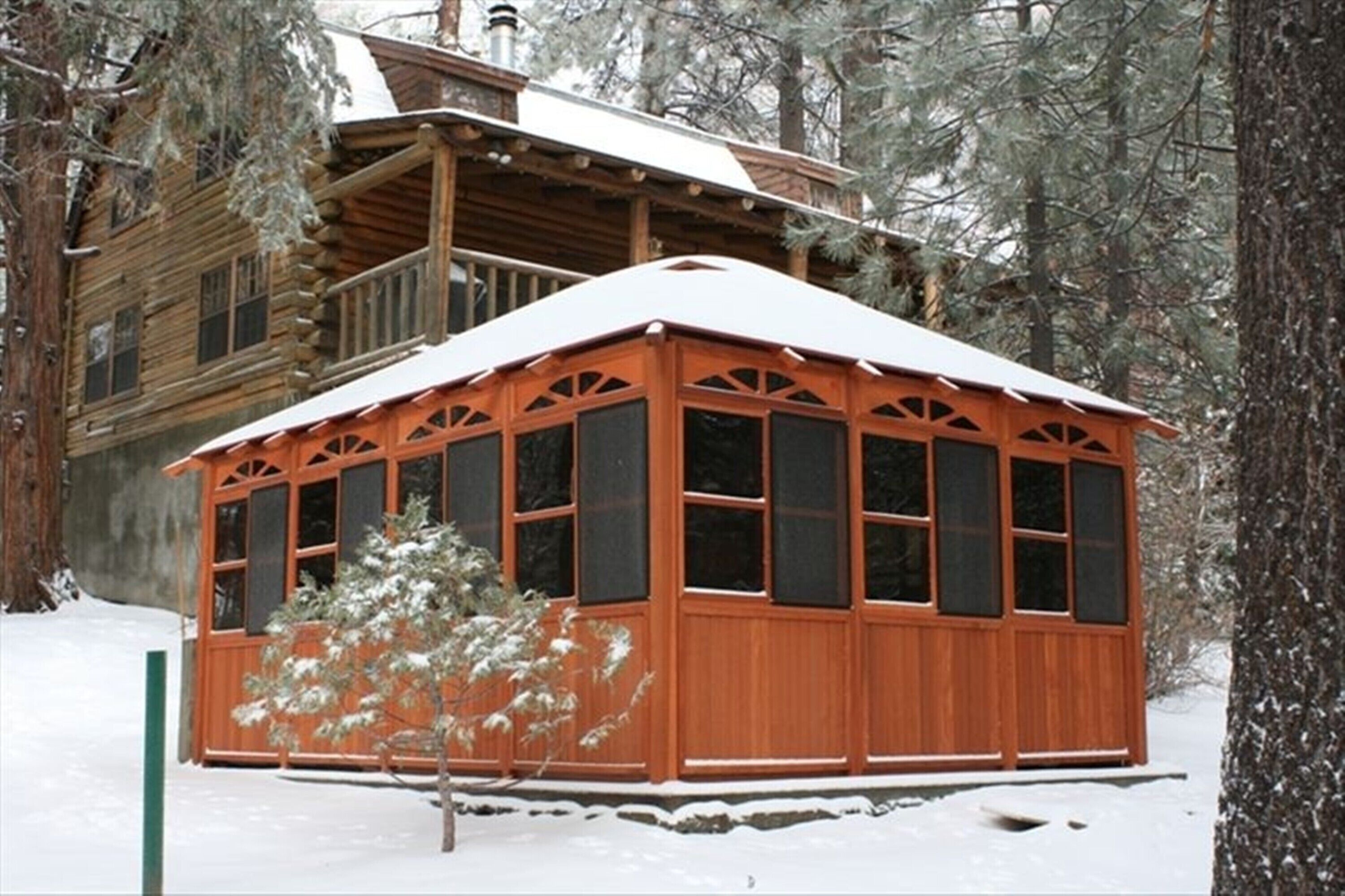 Exceptional Log Cabin ; Hot Tub, BBQ, Wi-Fi, TV, Etc.  Walking distance to lake.