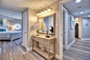 3 habitaciones, tabla de planchar con plancha, wifi y ropa de cama 