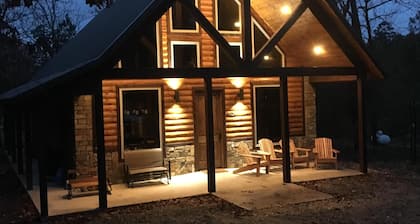 Rowdy Beaver Cabin-Luxury Cabin / Bañera de hidromasaje / Mesa de billar / WiFi