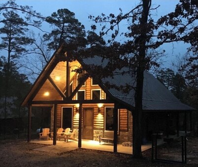 Rowdy Beaver Cabin~Fishing~Pool Table~Horseshoes~XBox~Hot Tub~Gas Grill~Fire pit