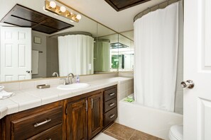 Combined shower/bathtub, hair dryer, towels, soap - Newly Remodeled 3 Bed 2 Bath Las Palmas Perfect Family Getaway (St. George)
