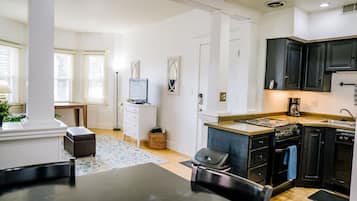 Coffee/tea maker, fridge, microwave, oven