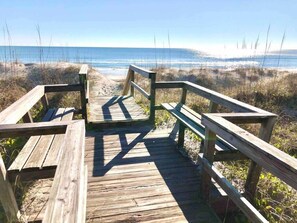 On the beach - Sleek and Modern Oceanfront home: walk to restaurants and boardwalk! (Carolina Beach)