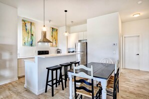 Dining - Sleek and Modern Oceanfront home: walk to restaurants and boardwalk! (Carolina Beach)