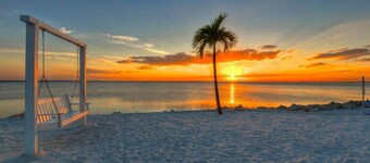 Waterfront! 10 min to airport/Near stadium