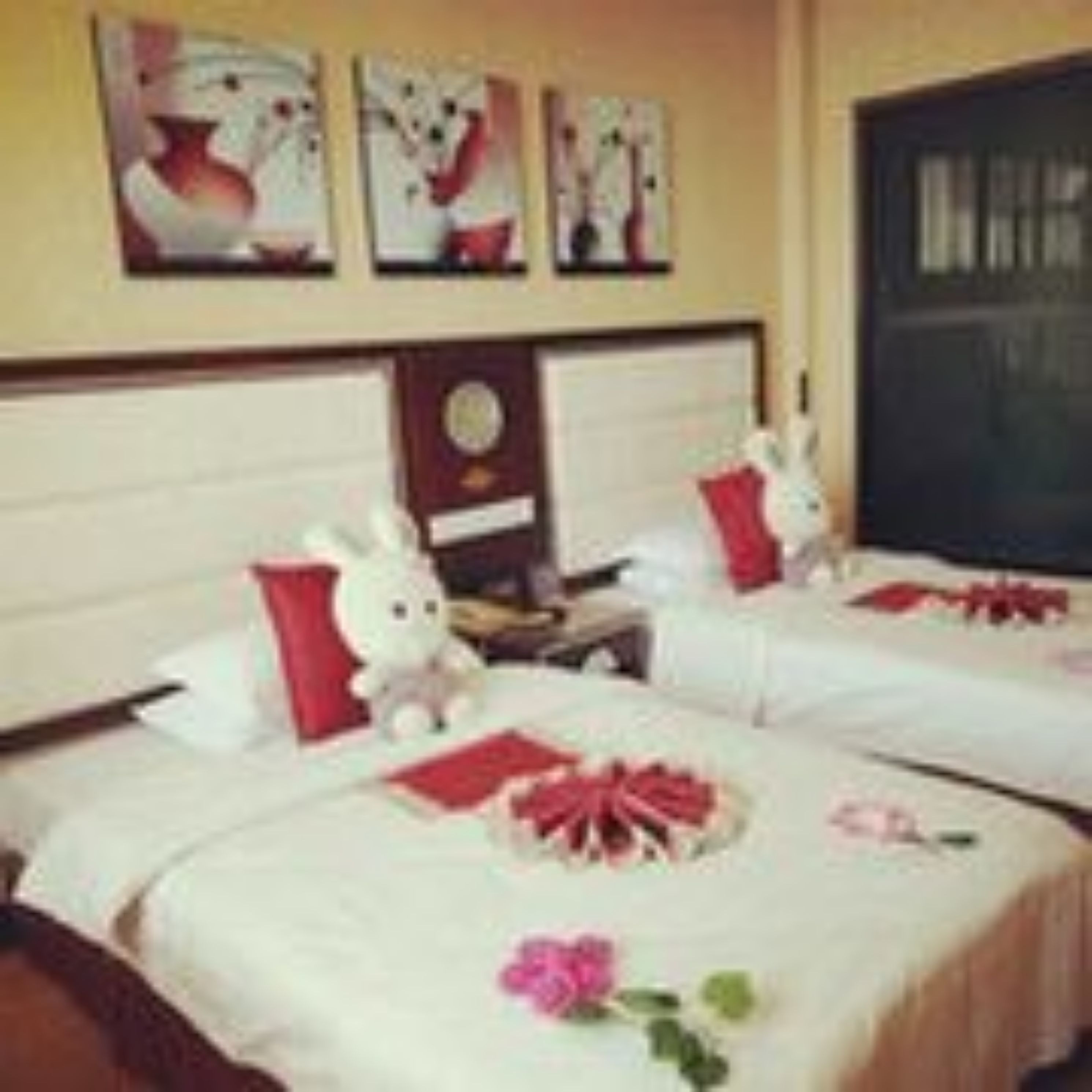 Classic Twin Room | Minibar, in-room safe, desk, blackout drapes