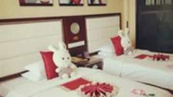 Classic Twin Room | Minibar, in-room safe, desk, blackout drapes