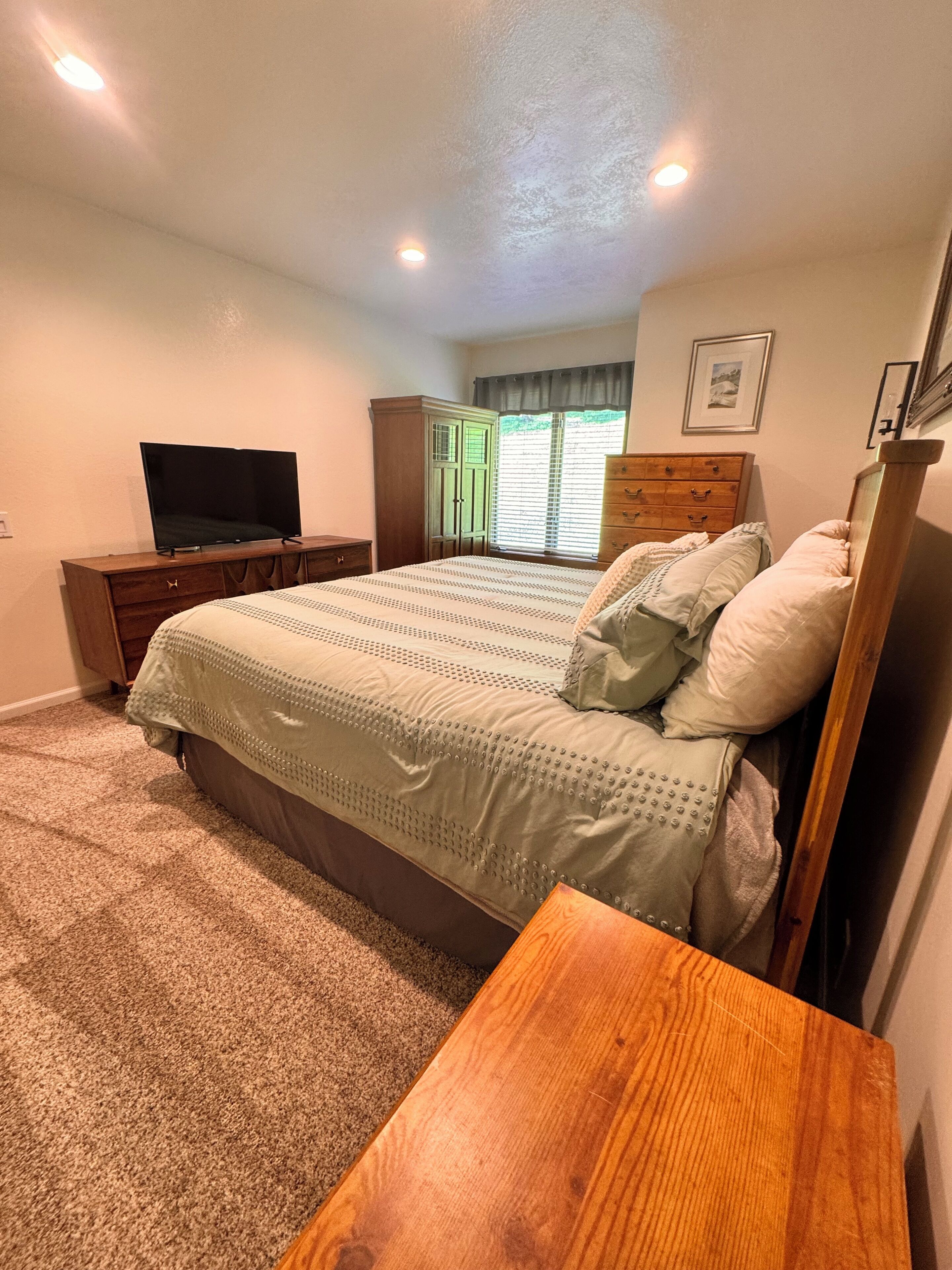 2 sovrum, skrivbord, strykjärn/strykbräda och resesäng