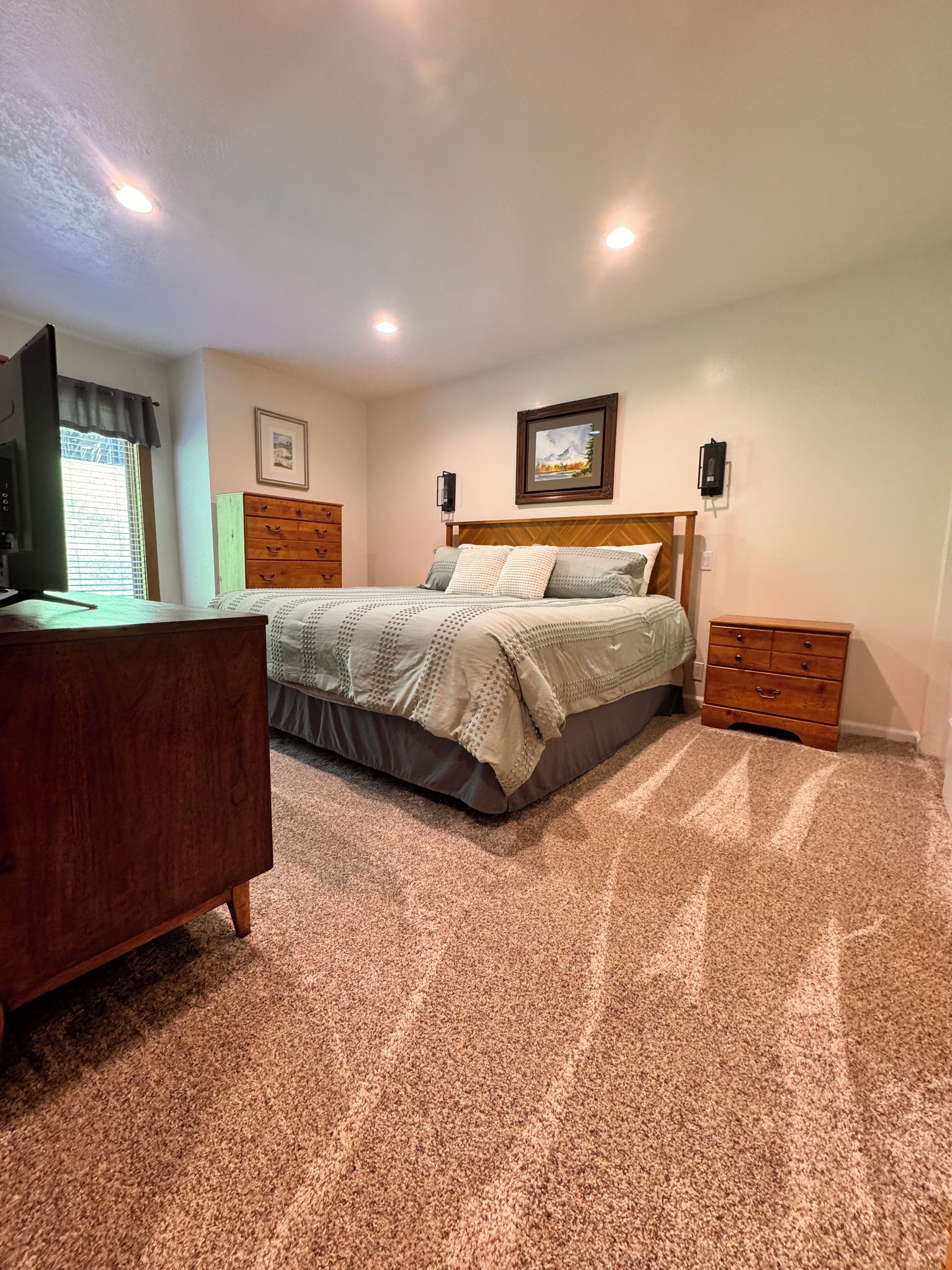 2 bedrooms, desk, iron/ironing board, travel cot