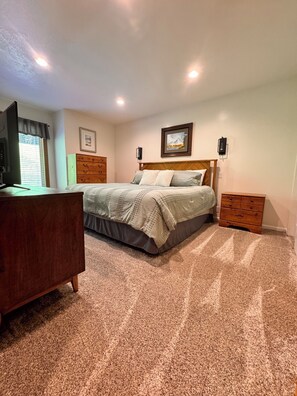 2 bedrooms, desk, iron/ironing board, travel cot - Year-Round Elkhorn Adventure Retreat in Sun Valley – Near Golf and so much more (Sun Valley)