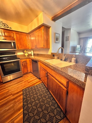 Kylskåp, mikrovågsugn, ugn och spishäll