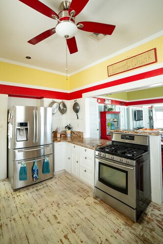 1913 Coastal Cottage-1 Block to BEACH! Private backyard-Pet friendly-FREE WIFI!