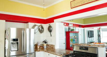 1913 Coastal Cottage-1 Block to BEACH! Private backyard-Pet friendly-FREE WIFI!