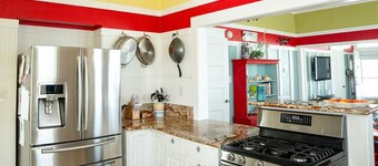 1913 Coastal Cottage-1 Block to BEACH! Private backyard-Pet friendly-FREE WIFI!