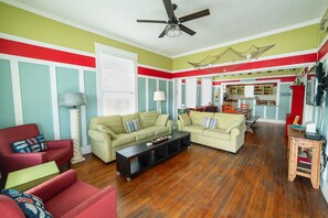 Smart-tv, een dvd-speler, boeken en een filmbibliotheek