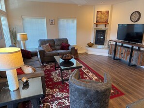 スマートテレビ、暖炉、DVD プレーヤー、書庫