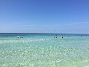Sulla spiaggia, lettini da mare