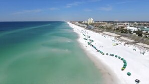 Plage, chaises longues