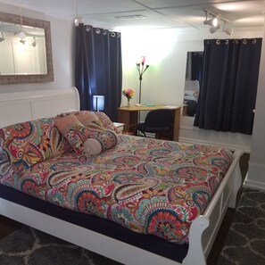 1 bedroom, iron/ironing board, free WiFi, bed sheets - Beach/Pier/Restaurants/Shopping/Outstanding Location...100yards to All! Parking  (Folly Beach)