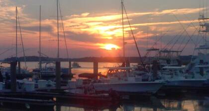 Beach/Pier/Restaurants/Shopping/Outstanding Location...100yards to All! Parking