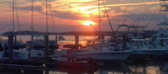Beach/Pier/Restaurants/Shopping/Outstanding Location...100yards to All! Parking