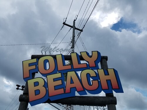 Beach/Pier/Restaurants/Shopping/Outstanding Location...100yards to All! Parking 