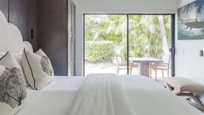 Un dormitorio con una cama, una mesita de noche, una mesa y sillas.