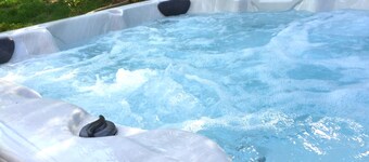 Deals! - Hot Tub - Close to SKI Resorts, Foosball, BBQ, Discount Ski Rentals!