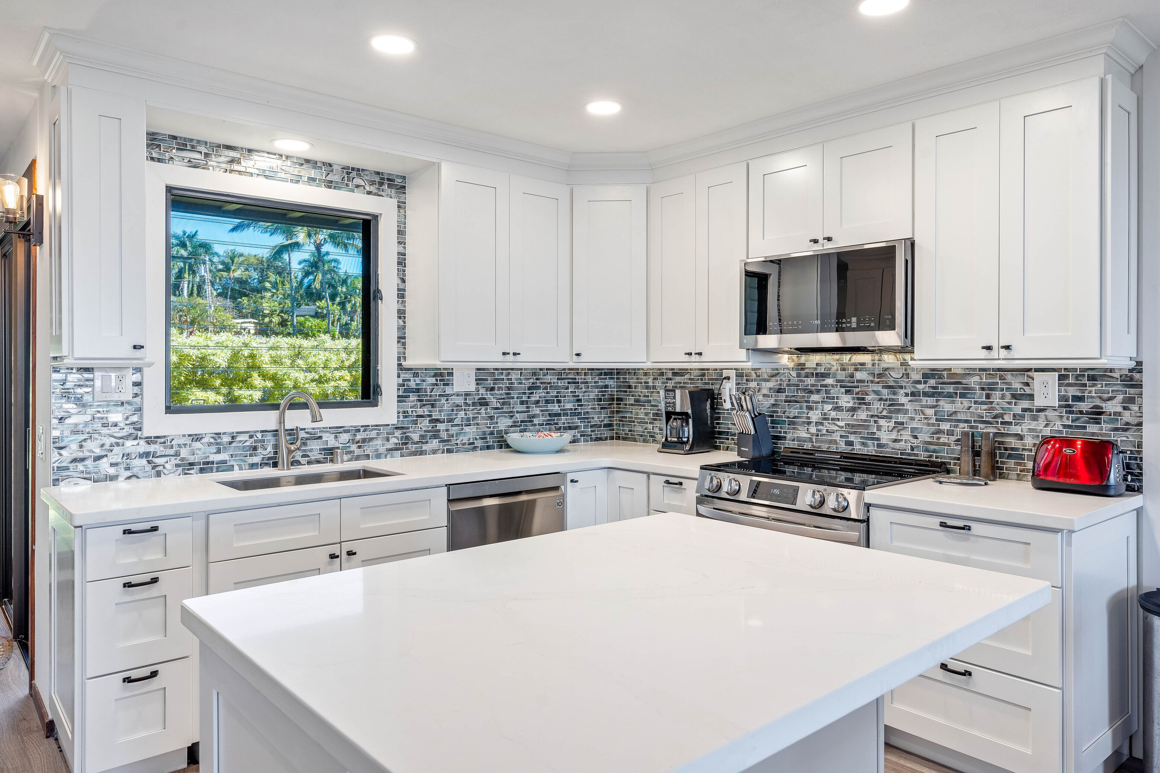Geladeira, micro-ondas, fogão, cooktop