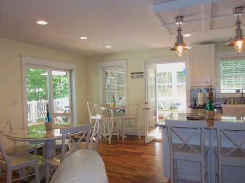 Kaunis koti rauhallisella kadulla ~ lähellä rantaa ~ kävelymatkan päässä kaupungista! 