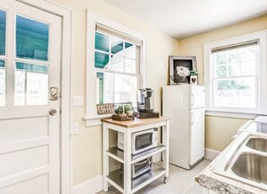 Fridge, microwave, oven, stovetop - Fort Grounds Cottage Across from City Beach, Park & Downtown! (Coeur d'Alene)