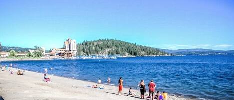 Ranta lähistöllä, aurinkotuoleja, rantapyyhkeitä