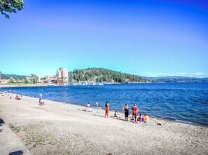 Nær stranden, solsenger og strandhåndklær