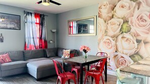 Smart TV, Netflix, streaming services, video library