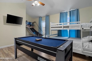3 bedrooms, iron/ironing board, free WiFi, bed sheets - Red Beach House, GAME ROOM, Sleep 8, Swim Pool, Gated, Casinos (Gulfport)