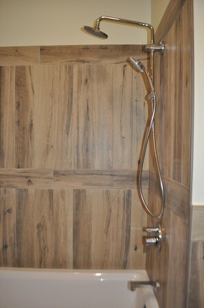 Combined shower/bathtub, hair dryer, towels, soap
