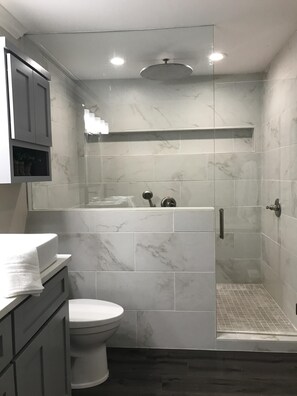 Douche, baignoire à jets, sèche-cheveux, serviettes fournies