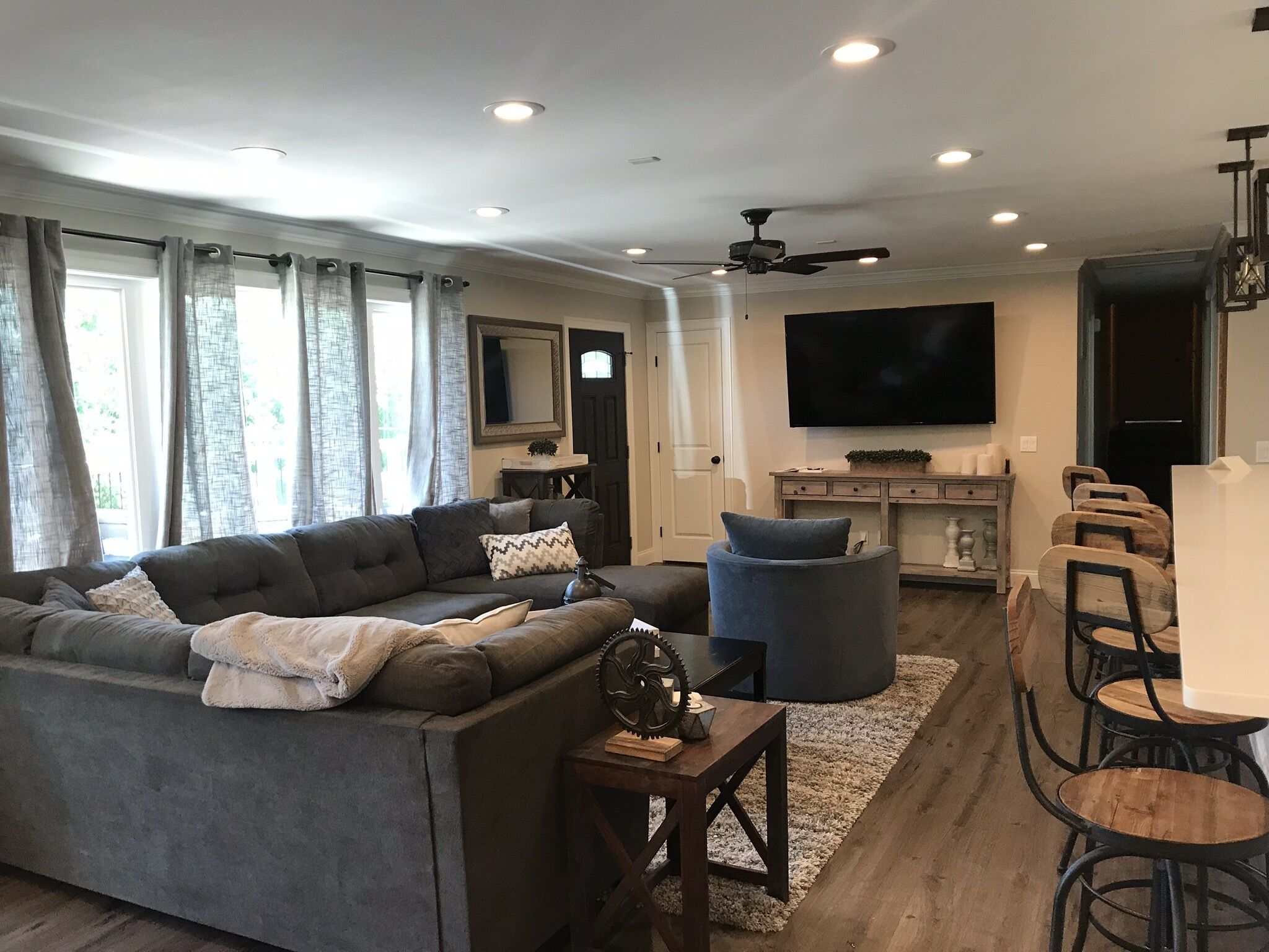 Älytelevisio, takka, DVD-soitin, pöytäjalkapallop öytä