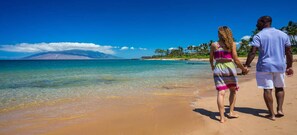 Playa en los alrededores, camastros y toallas de playa 